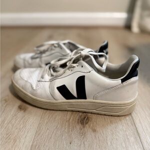 Veja v-10 White and Black Sneakers